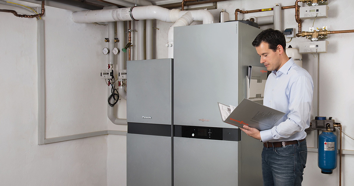 Wir erneuern Ihre Heizung und prüfen ihre Leistung Ein Mitarbeiter bei der Prüfung einer Viessmann Heizung.