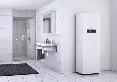 Modernes Badezimmer mit Dusche, Waschbecken und integriertem Heizgerät