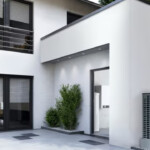 Luft Wasser Wärmepumpe an modernem Einfamilienhaus