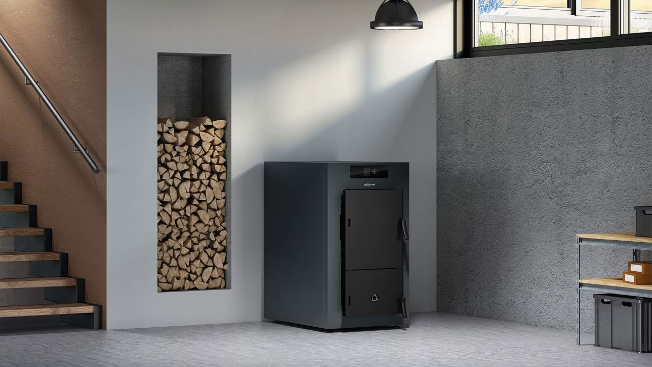 Funktionalität und Design für ein schönes und warmes Zuhause Moderner Holzvergaser für effizientes Heizen mit Scheitholz.